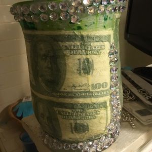 Glass vase with rhyme stones